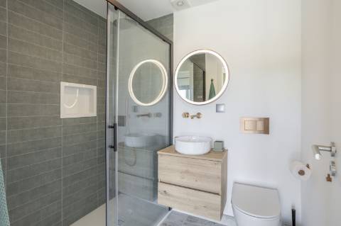 Moradia T5 com Design Moderno e Charme Algarvio no Triângulo Dourado