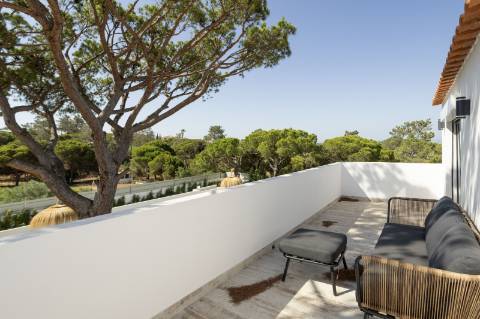 Moradia T5 com Design Moderno e Charme Algarvio no Triângulo Dourado