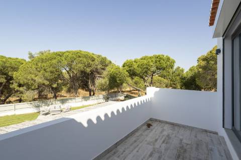 Moradia T5 com Design Moderno e Charme Algarvio no Triângulo Dourado