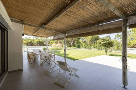 Moradia T5 com Design Moderno e Charme Algarvio no Triângulo Dourado