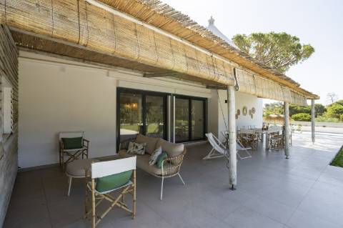 Moradia T5 com Design Moderno e Charme Algarvio no Triângulo Dourado