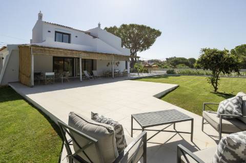 Moradia T5 com Design Moderno e Charme Algarvio no Triângulo Dourado