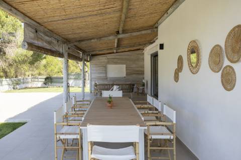 Moradia T5 com Design Moderno e Charme Algarvio no Triângulo Dourado