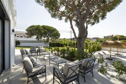 Moradia T5 com Design Moderno e Charme Algarvio no Triângulo Dourado