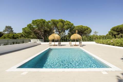 Moradia T5 com Design Moderno e Charme Algarvio no Triângulo Dourado