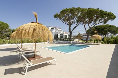 Moradia T5 com Design Moderno e Charme Algarvio no Triângulo Dourado