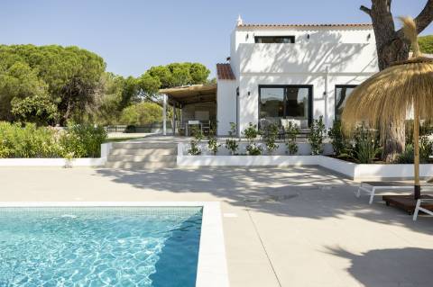 Moradia T5 com Design Moderno e Charme Algarvio no Triângulo Dourado