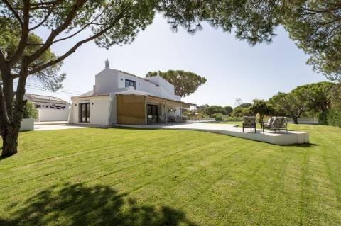 Moradia T5 com Design Moderno e Charme Algarvio no Triângulo Dourado