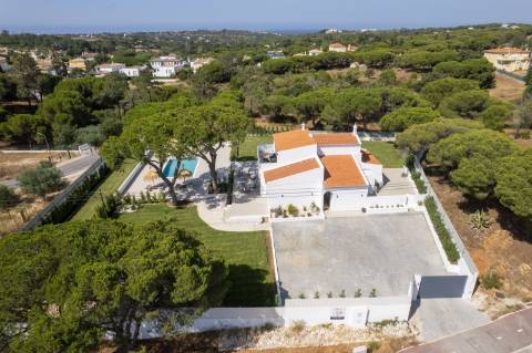 Moradia T5 com Design Moderno e Charme Algarvio no Triângulo Dourado