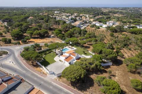 Moradia T5 com Design Moderno e Charme Algarvio no Triângulo Dourado