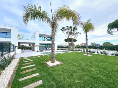 Moradia de excelência nova com piscina privativa