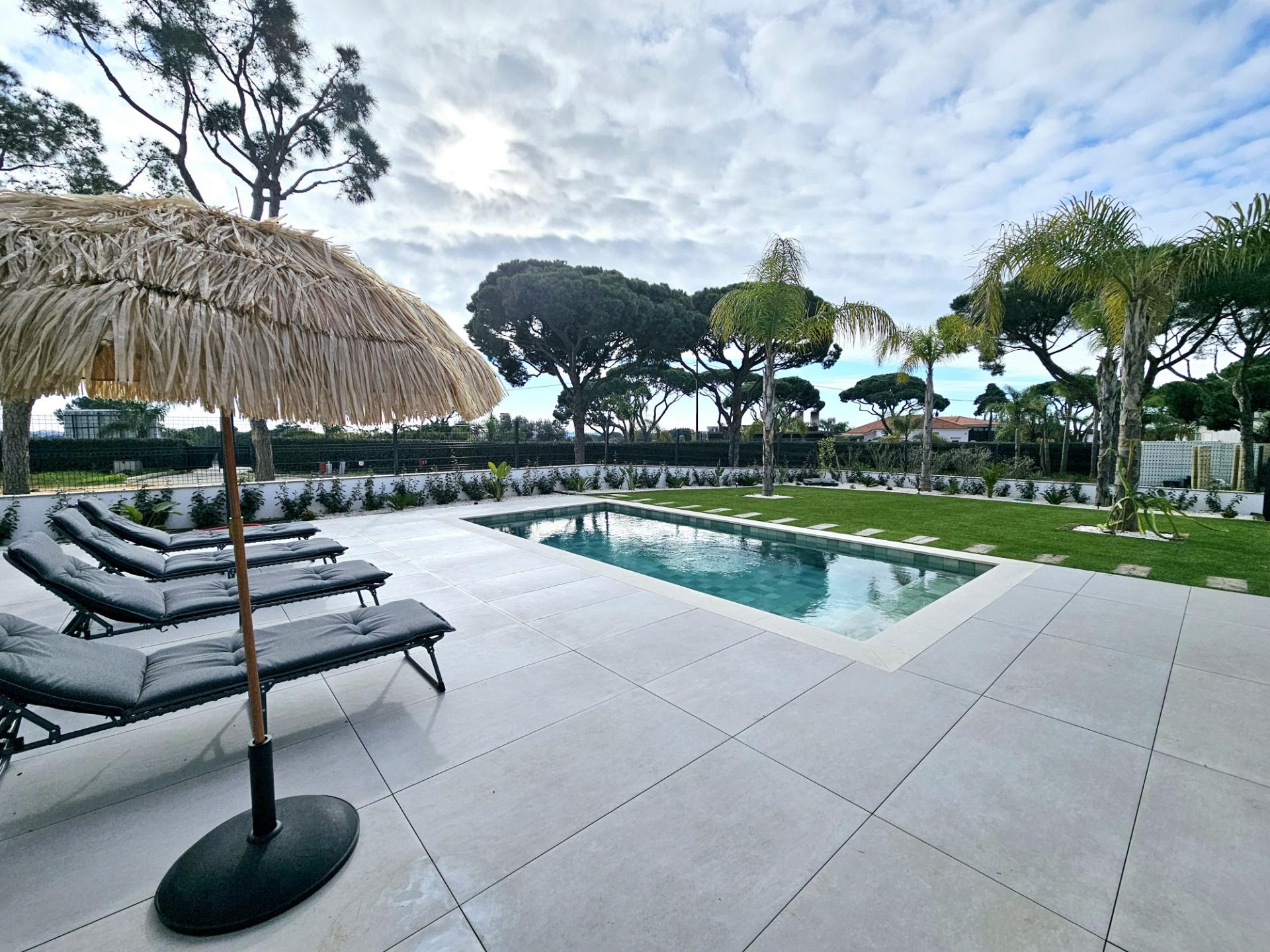 Moradia de excelência nova com piscina privativa