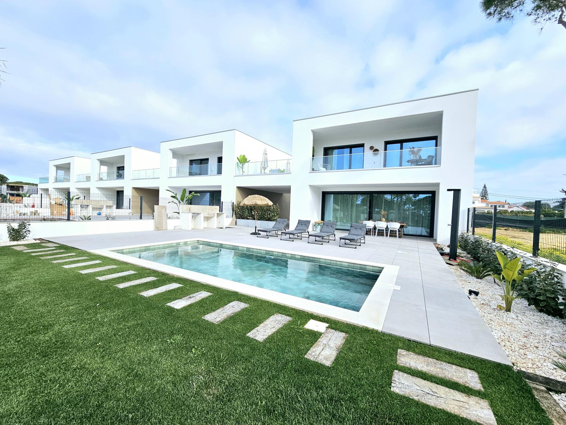 Moradia de excelência nova com piscina privativa