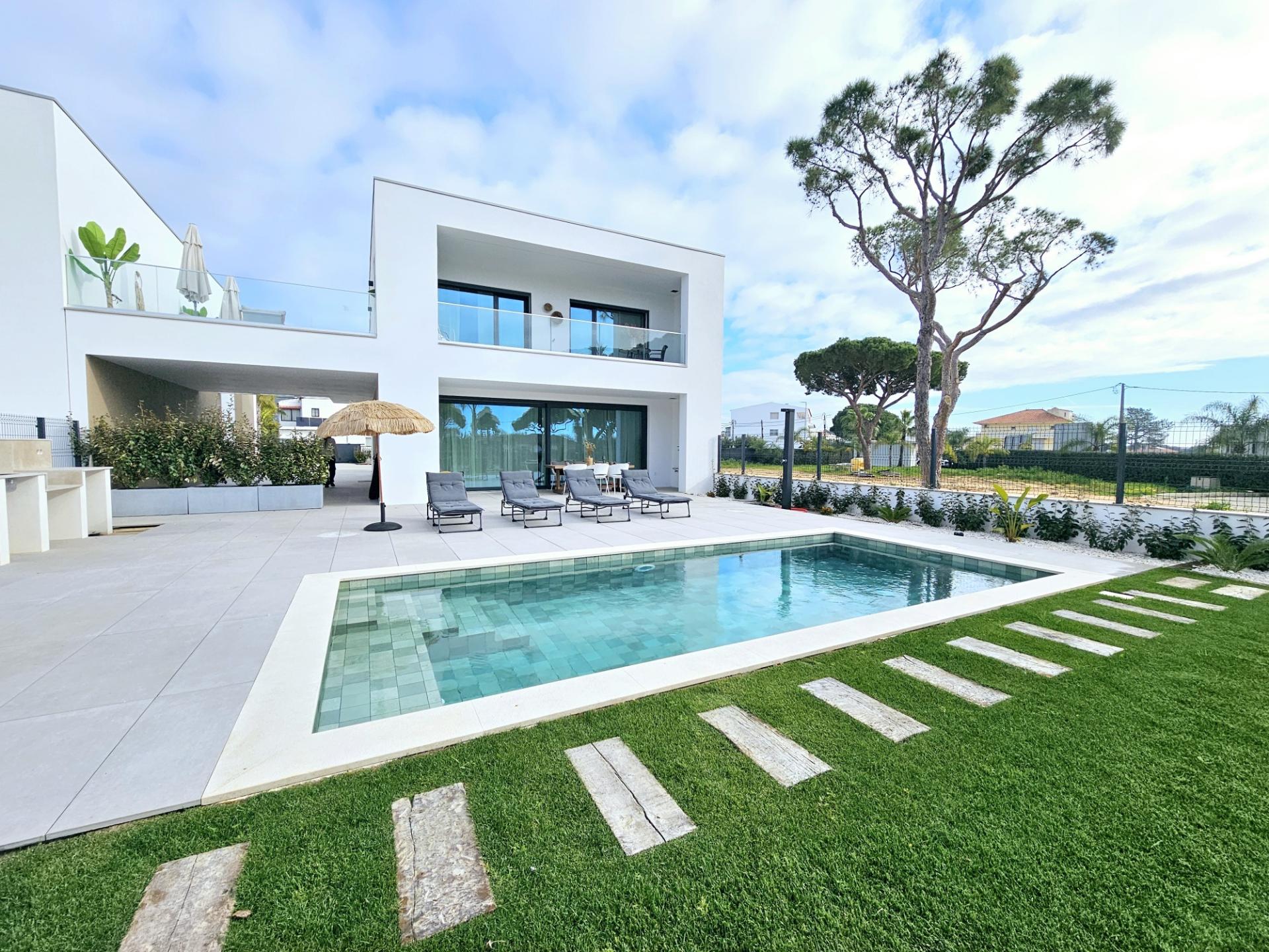 Moradia de excelência nova com piscina privativa