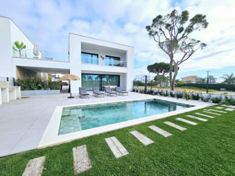 Moradia de excelência nova com piscina privativa