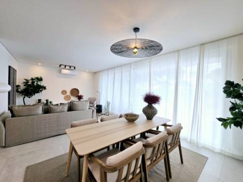 Moradia de excelência nova com piscina privativa