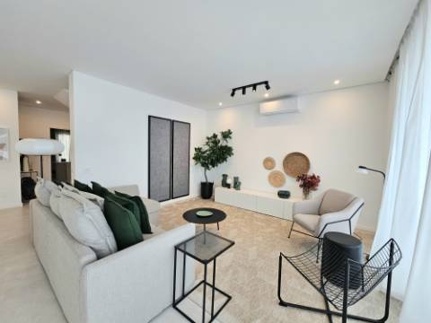 Moradia de excelência nova com piscina privativa