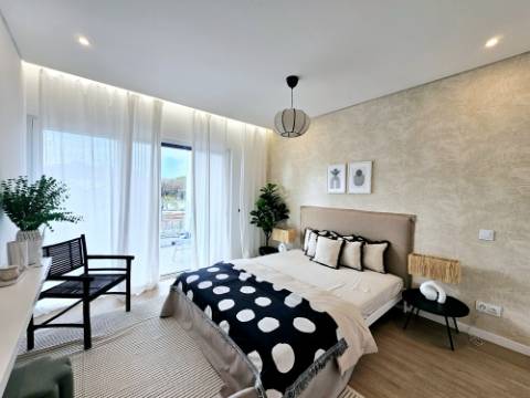 Moradia de excelência nova com piscina privativa