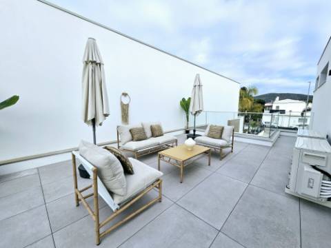 Moradia de excelência nova com piscina privativa