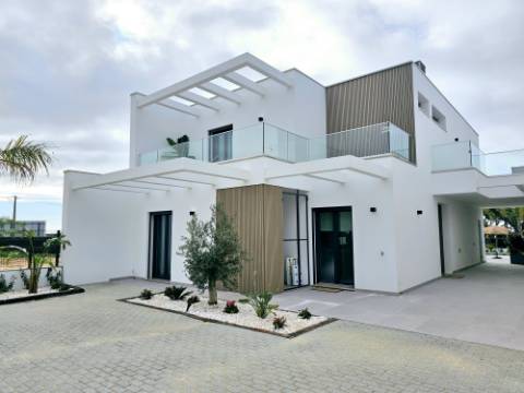 Moradia de excelência nova com piscina privativa