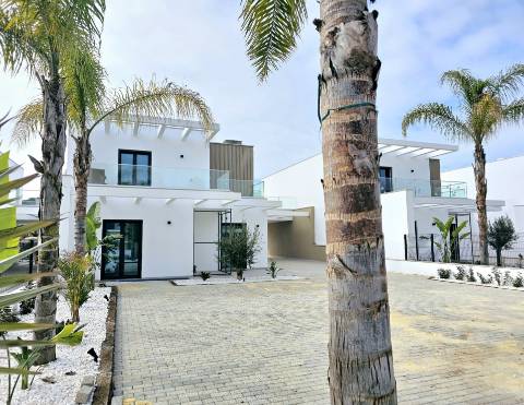 Moradia de excelência nova com piscina privativa