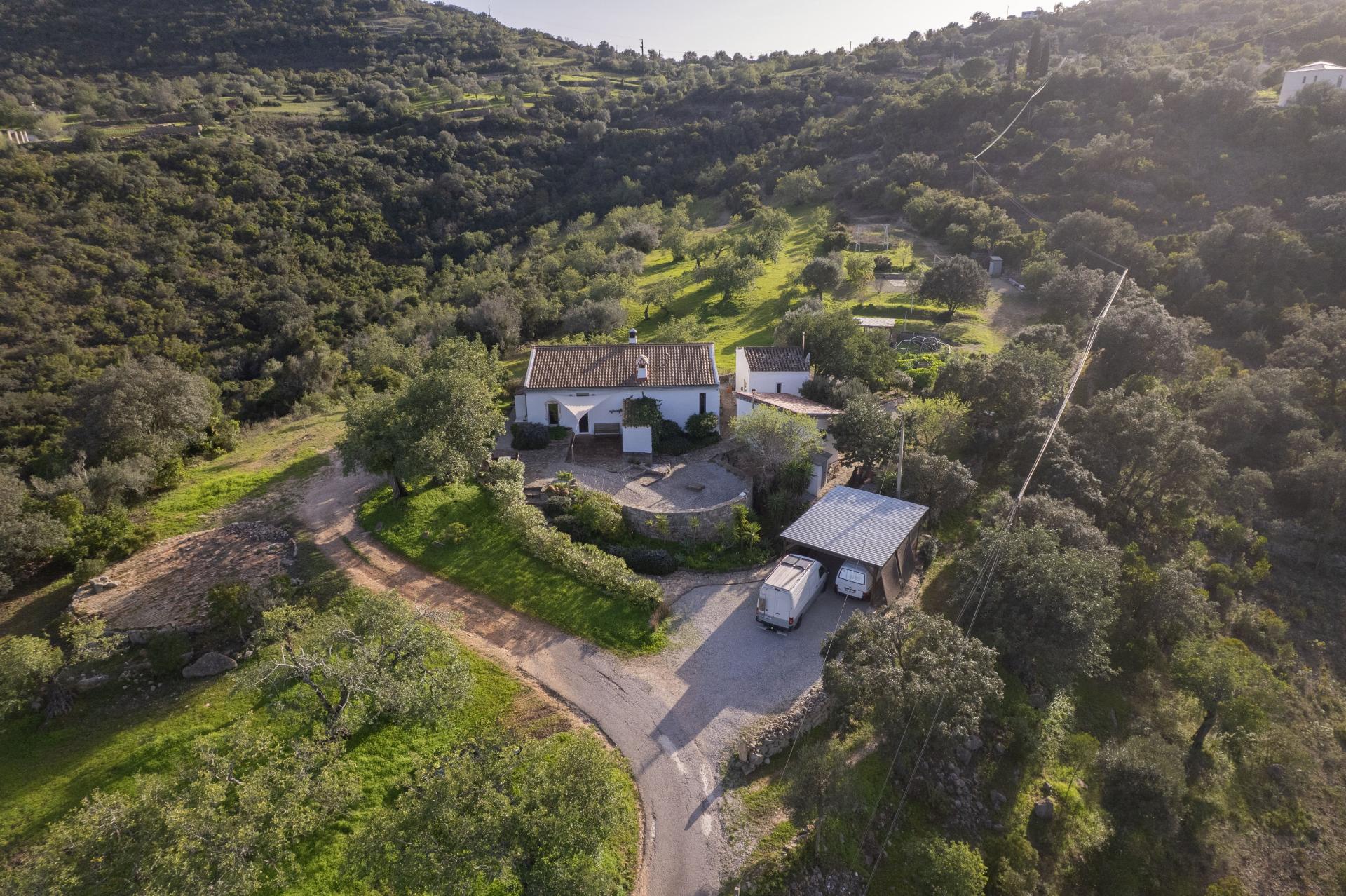 Encantadora Moradia no Campo Perto de Estói - Total Privacidade, Vistas Magníficas e Grande Potencial