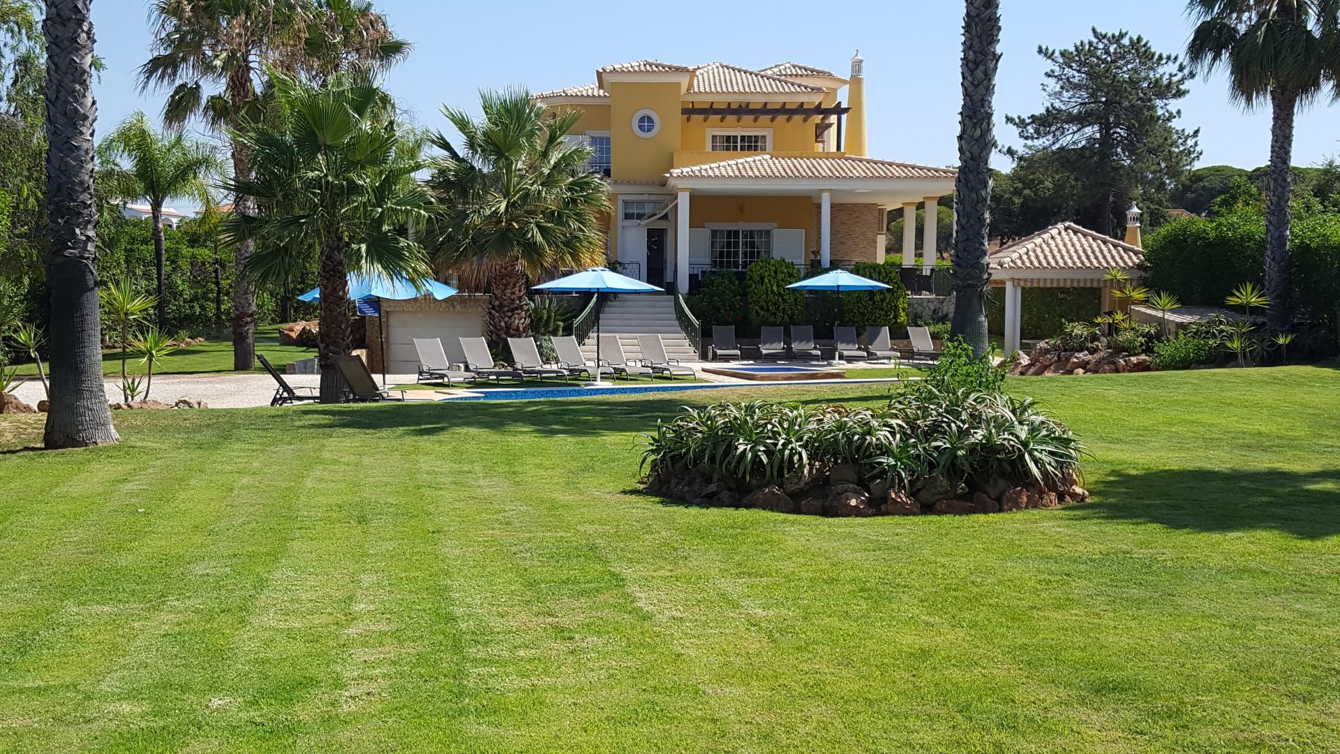 Vivenda com uma elegância intemporal com 6+2 Quartos