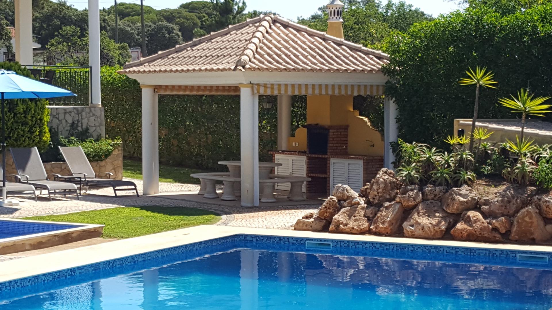 Vivenda com uma elegância intemporal com 6+2 Quartos