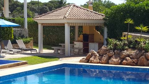 Vivenda com uma elegância intemporal com 6+2 Quartos