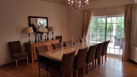 Vivenda com uma elegância intemporal com 6+2 Quartos