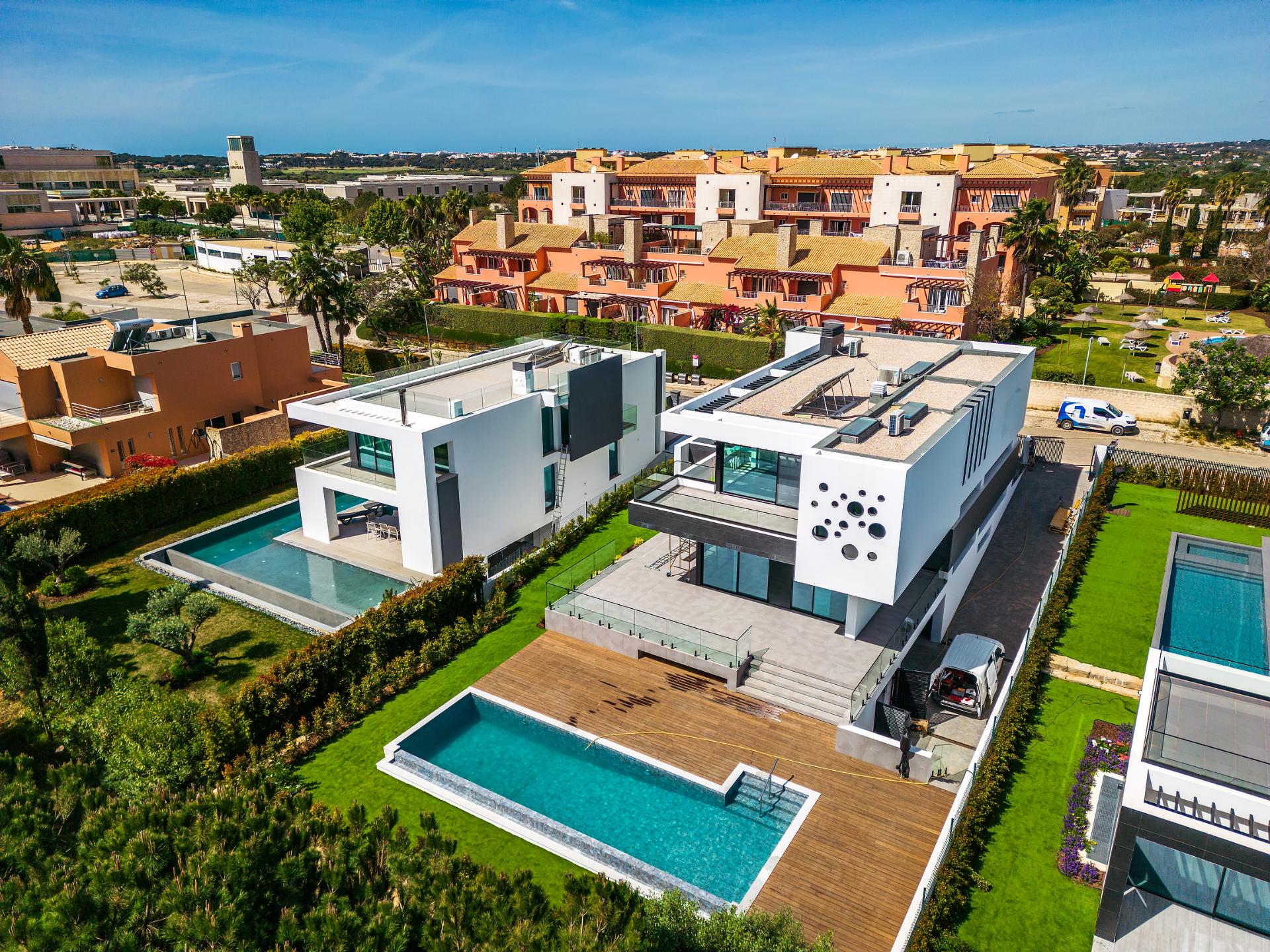 Moradia contemporânea de 5 quartos com vista golf