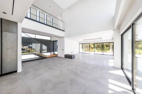 Moradia contemporânea de 5 quartos com vista golf