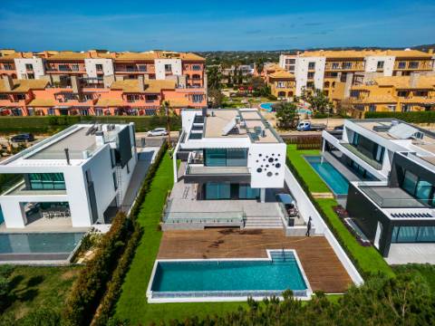Moradia contemporânea de 5 quartos com vista golf
