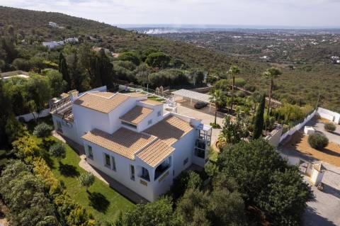 Propriedade excecional de 4 quartos com vistar mar deslumbrantes