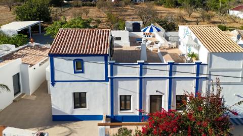 Quinta renovada com muito bom gosto à alguns passos da praia