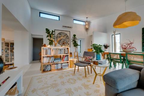 Quinta renovada com muito bom gosto à alguns passos da praia