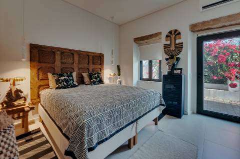 Quinta renovada com muito bom gosto à alguns passos da praia