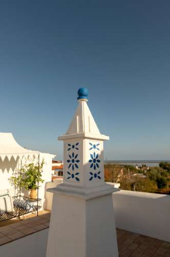 Quinta renovada com muito bom gosto à alguns passos da praia