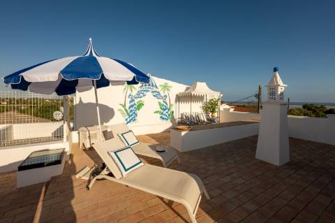 Quinta renovada com muito bom gosto à alguns passos da praia