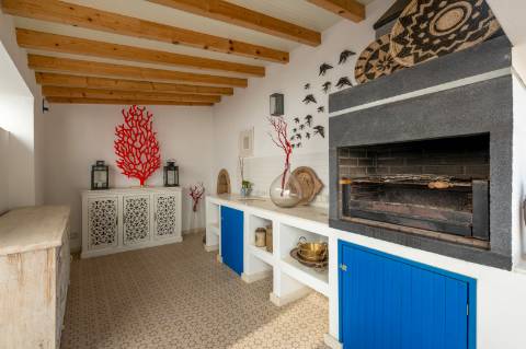 Quinta renovada com muito bom gosto à alguns passos da praia