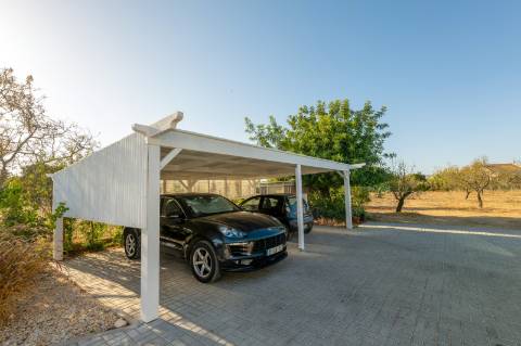 Quinta renovada com muito bom gosto à alguns passos da praia