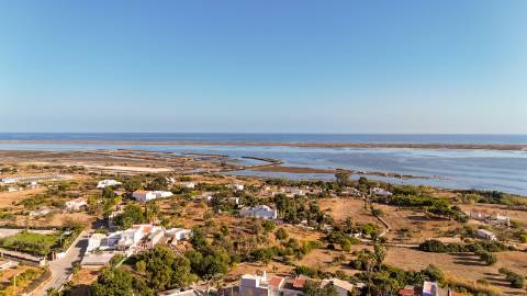 Quinta renovada com muito bom gosto à alguns passos da praia