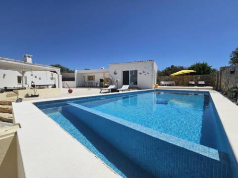 
Moradia térrea V3+1 renovada com gosto situada a poucos minutos de Santa Bárbara de Nexe