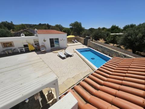 
Moradia térrea V3+1 renovada com gosto situada a poucos minutos de Santa Bárbara de Nexe