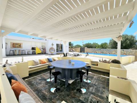 
Moradia térrea V3+1 renovada com gosto situada a poucos minutos de Santa Bárbara de Nexe