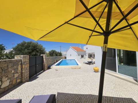 
Moradia térrea V3+1 renovada com gosto situada a poucos minutos de Santa Bárbara de Nexe