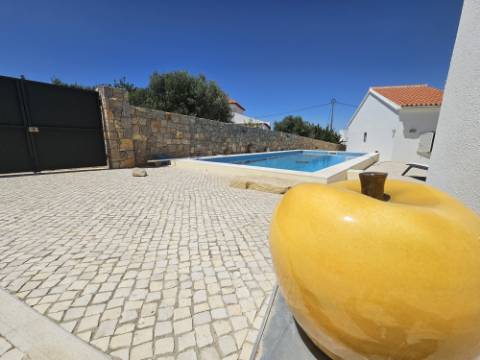 
Moradia térrea V3+1 renovada com gosto situada a poucos minutos de Santa Bárbara de Nexe