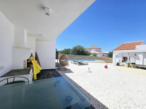 
Moradia térrea V3+1 renovada com gosto situada a poucos minutos de Santa Bárbara de Nexe