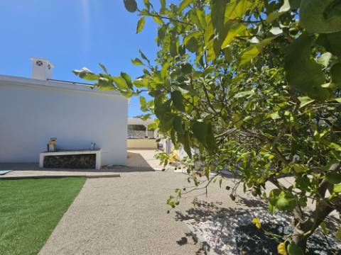 
Moradia térrea V3+1 renovada com gosto situada a poucos minutos de Santa Bárbara de Nexe