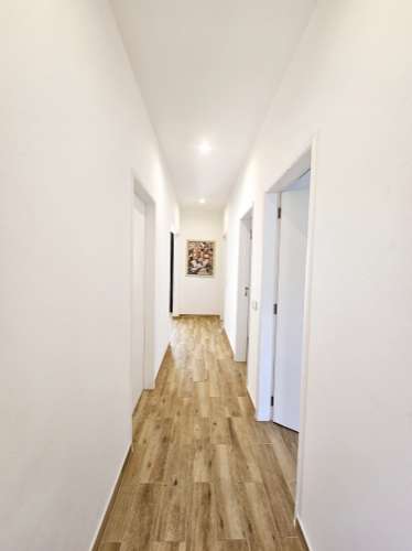 
Moradia térrea V3+1 renovada com gosto situada a poucos minutos de Santa Bárbara de Nexe